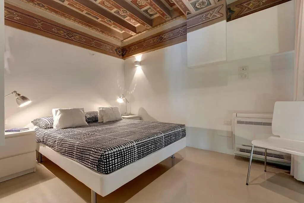 Gold Suite Florence 0*,